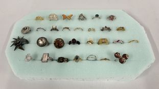 APPROX 29 ASSORTED DRESS RINGS TO INCLUDE DESIGNER AND STONE SET EXAMPLES.