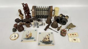 A TRAY OF ASSORTED COLLECTABLES TO INCLUDE A PAIR OF DELFT STYLE TILES, POLISHED HARDSTONE LION,
