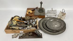 A TRAY OF COLLECTABLES TO INCLUDE METAL WARE AND CUTLERY, MAGNIFYING GLASS,
