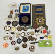 A BAG CONTAINING AN ASSORTMENT OF VINTAGE BUTTONS, BADGES, PENDANTS,