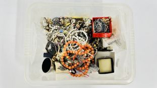 A TUB OF ASSORTED COSTUME JEWELLERY, BEADED NECKLACES, BRACELETS, COMPACT,
