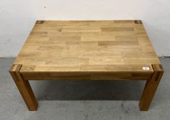 A MODERN SOLID LIGHT OAK COFFEE TABLE (TOP FADED).