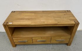 A MODERN LIGHT OAK THREE DRAWER TWO TIER ENTERTAINMENT STAND, W 110 X D 42 X H 55CM.