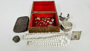 A VINTAGE BOX AND CONTENTS TO INCLUDE HARD STONE AND GLASS BEADED NECKLACES,