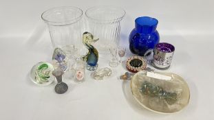 A GROUP OF GLASS WARE TO INCLUDE DARTINGTON CRYSTAL VASES, BLUE GLASS JUG,
