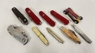 A GROUP OF 10 ASSORTED POCKET KNIVES TO INCLUDE SWISS AND MULTI TOOL EXAMPLES.
