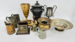 A BOX OF ASSORTED COLLECTABLE METAL WARE TO INCLUDE A COPPER AND BRASS TRUMPET, PEWTER TANKARDS,