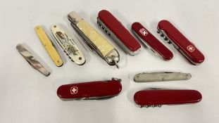A GROUP OF 10 ASSORTED POCKET KNIVES TO INCLUDE SWISS AND MULTI TOOL EXAMPLES.