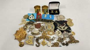 A BAG CONTAINING ASSORTED MILITARY RELATED BADGES AND BUTTONS TO INCLUDE ROYAL ARMY DENTAL CORPS,