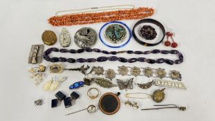 A GROUP OF ASSORTED VINTAGE JEWELLERY, VICTORIAN LOCKETS, CORAL NECKLACE, BUTTERFLY BROOCH,
