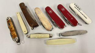 A GROUP OF 10 ASSORTED POCKET KNIVES TO INCLUDE SWISS AND MULTI TOOL EXAMPLES.