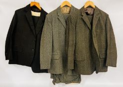 A GROUP OF THREE VINTAGE TWO PIECE GENT'S SUITS TO INCLUDE CARLINGTON & GUARDS EXAMPLES.