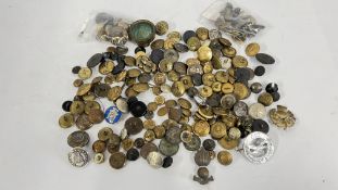 A TUB CONTAINING AN ASSORTMENT OF VINTAGE BUTTONS TO INCLUDE MILITARY AND NAVAL EXAMPLES.