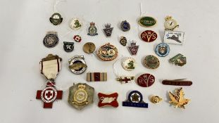 A GROUP OF ASSORTED ENAMEL BADGES TO INCLUDE MILLER, RED CROSS AND WOMEN'S INSTITUTE EXAMPLES ETC.