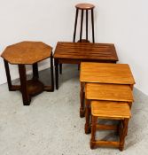 A GROUP OF OCCASIONAL FURNITURE TO INCLUDE SLATTED LUGGAGE STAND, NEST OF THREE TABLES,