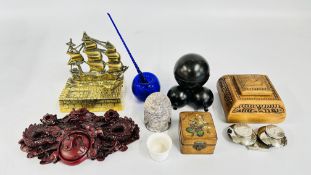 A GROUP OF VINTAGE INKWELLS TO INCLUDE TREEN,