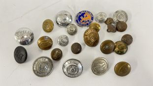 A GROUP OF VINTAGE RAILWAY RELATED BUTTONS + AN ENAMEL BADGE TITLED 