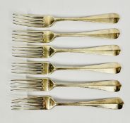 A SET OF 6 ANTIQUE SOLID SILVER TABLE FORKS, LONDON 1914 INDISTINCT SIGNATURE MAKERS MARK - L 19.