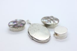 A GROUP OF 3 SILVER AND WHITE METAL TRINKET / PILL BOXES TO INCLUDE MOTHER OF PEARL EXAMPLES + AN
