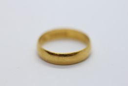 A 22CT GOLD WEDDING BAND.