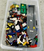 BOX CONTAINING AN EXTENSIVE QUANTITY OF LEGO AND LEGO TYPE BUILDING BLOCKS AND ACCESSORIES.