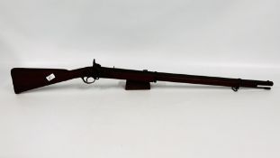 AN ANTIQUE MUZZLE LOADING PERCUSSION CAP RIFLE WITH LOADING ROD.