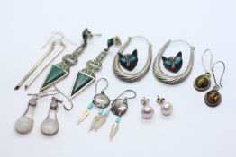 8 X PAIRS OF SILVER AND WHITE METAL EARRINGS TO INCLUDE SIMULATED PEARL AND DECO STYLE EXAMPLES.