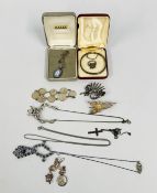 A GROUP OF ASSORTED JEWELLERY TO INCLUDE A SILVER CHRISTENING HINGED BANGLE, A SILVER COIN BRACELET,