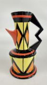 A DESIGNER LORNA BAILEY ABSTRACT JUG, BEARING SIGNATURE, H 21CM.
