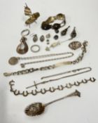 A GROUP OF SILVER AND WHITE METAL JEWELLERY TO INCLUDE HORSE SHOE AND ID BRACELETS,