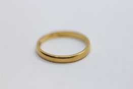 A 22CT GOLD WEDDING BAND, SIZE L/M.
