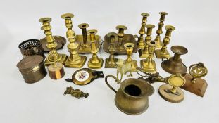 A GROUP OF VINTAGE BRASS CANDLE / CHAMBER STICKS + VARIOUS COLLECTIBLES TO INCLUDE DOOR KNOCKERS,