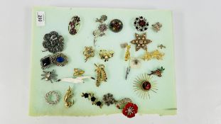 A GROUP OF ASSORTED BROOCHES TO INCLUDE STONE SET AND ENAMEL EXAMPLES + VARIOUS DRESS RINGS AND A