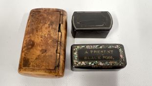 A GROUP OF THREE VINTAGE SNUFF BOXES TO INCLUDE A BLACK PAPER MACHE INLAID LACQUERED EXAMPLE TITLED