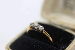 AN 18CT GOLD PLATINUM SET THREE STONE DIAMOND RING, SIZE N/O.