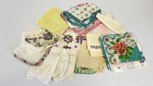 A GROUP OF LINEN AND LACE HANDKERCHIEFS TO INCLUDE HAND EMBROIDERED EXAMPLES.