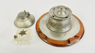TWO VINTAGE PEWTER INKWELLS TO INCLUDE AN ARTS & CRAFTS STYLE EXAMPLE + A FURTHER GLASS EXAMPLE.