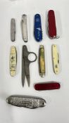 A GROUP OF 10 ASSORTED POCKET KNIVES TO INCLUDE SWISS AND MULTI TOOL EXAMPLES.