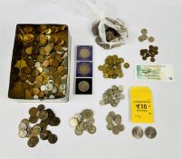 A BOX OF ASSORTED COINAGE TO INCLUDE COMMEMORATIVE, ONE PENNIES AND SOME SILVER EXAMPLES ETC.