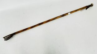 AN ANTIQUE BAMBOO BOOK GRAB / PICKER.