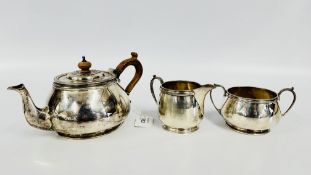 AN IMPRESSIVE SOLID SILVER THREE PIECE TEASET, LONDON 1979 MAKER E.B.