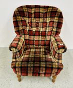 A GOOD QUALITY CHECKED UPHOLSTERED LOUNGE CHAIR.