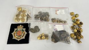 A TUB CONTAINING AN ASSORTMENT OF VINTAGE BUTTONS TO INCLUDE GILT MILITARY AND NAVAL EXAMPLES.