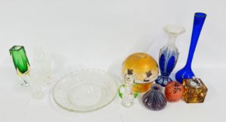 A GROUP OF GLASSWARE TO INCLUDE A DECO STYLE LIGHTER, SHADE, PAPERWEIGHT AND SILVER RIMMED VASE,
