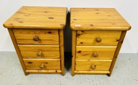 A PAIR OF GOOD QUALITY PINE THREE DRAWER BEDSIDE CHESTS.