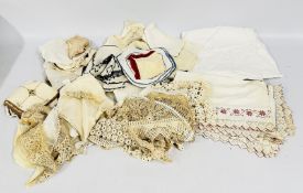 A GROUP OF ASSORTED TABLE LINEN AND LACE TO INCLUDE VARIOUS TRIMS ETC.