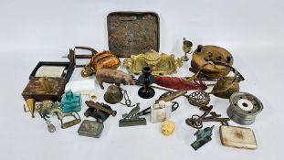 A GROUP OF COLLECTIBLES TO INCLUDE VINTAGE KEYS, PULLEY, WOODEN FISHING REEL,