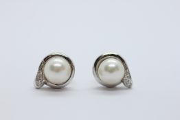 A PAIR OF QUALITY 18CT WHITE GOLD DIAMOND & PEARL STUD EARRINGS (UNRELATED BUTTEFLY BACKS).