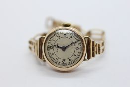 A LADY'S VINTAGE ENVOY 9CT GOLD CASED WRISTWATCH ON A 9CT GOLD BRACELET.
