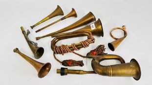 A GROUP OF VINTAGE COPPER & BRASS HORNS TO INCLUDE A 